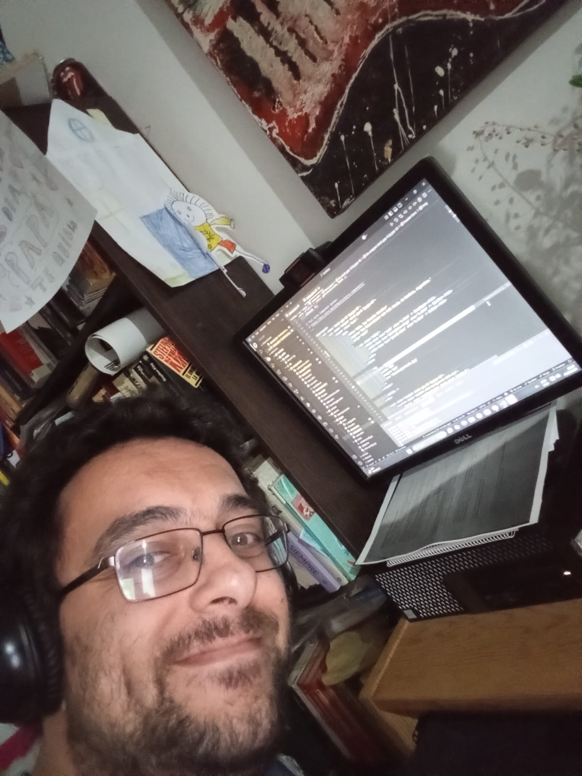 Foto de Facundo sonriendo enfrente de la computadora